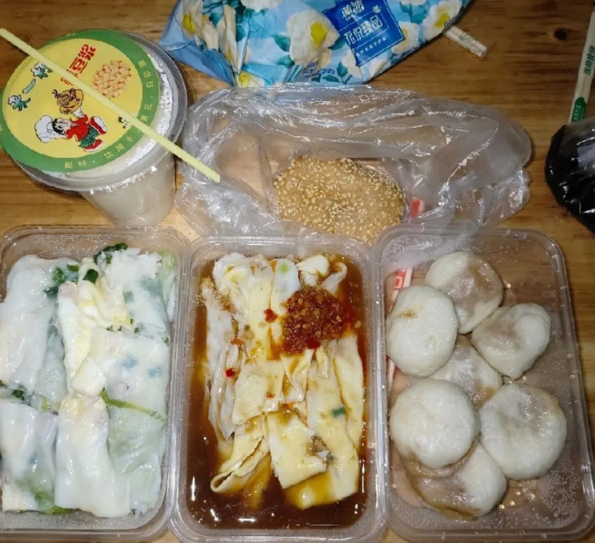 一个28岁的女生吃这么多早餐，正常吗？身高158，体重130