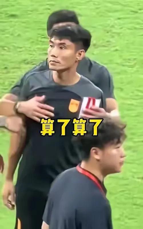 郑智为国足征战了二十年，就因为一个瞪眼，一世英名便荡然无存，这实在是太过仓促了。