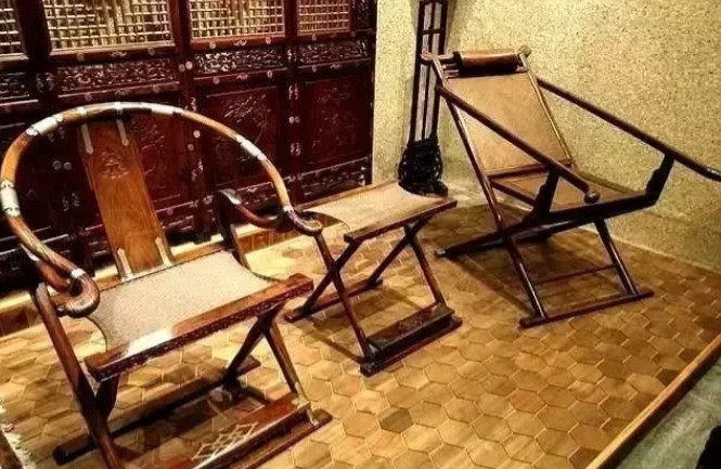 2004年，马未都请人修复一把黄花梨椅子，结账时，师傅比了一个“1”，马未都就给
