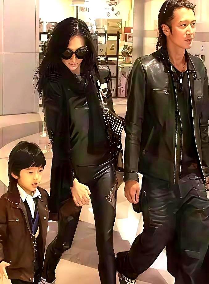 击垮这段婚姻的，从来不是那几张照片。相爱时，他包下海滩下跪，她半夜为他受伤