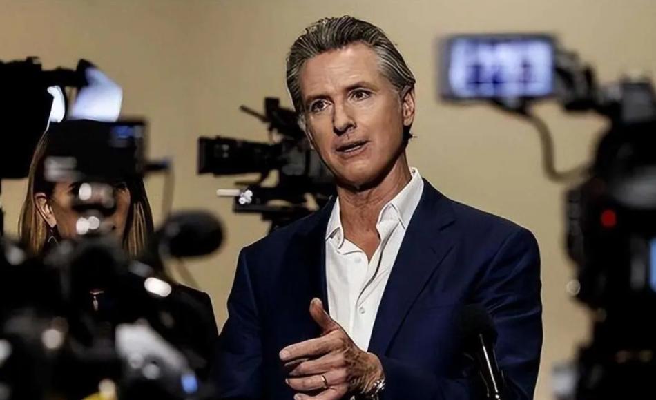 加州州长说了一句大实话，他表示现在美国出现了两个笨蛋，这本来无可厚非，但是他们一