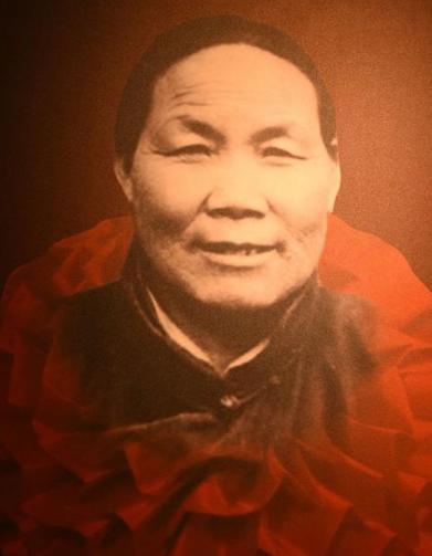 1940年，山东一大娘给八路军煮了浓稠的小米粥，饥饿的战士们狼吞虎咽。班长发觉不