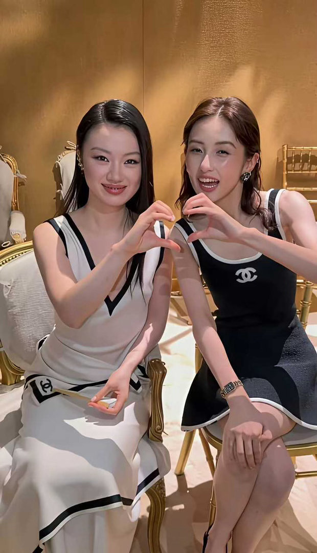 同是01年的单依纯和张子枫合影，张子枫变化好大，突然就从青涩迈入熟女