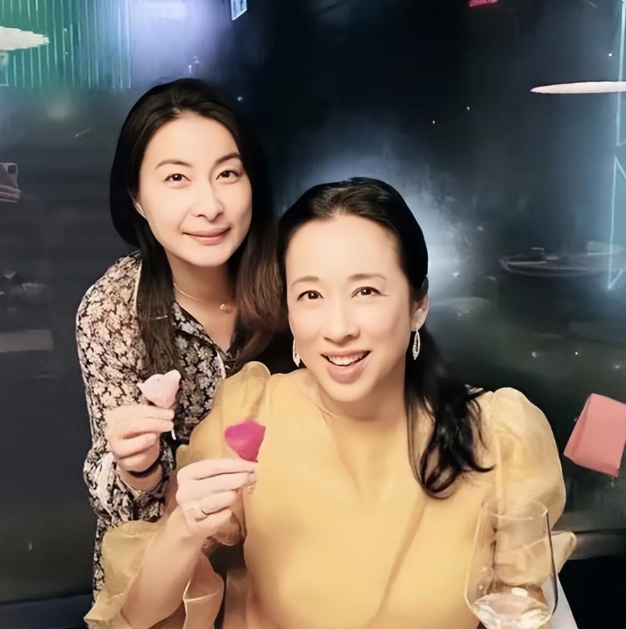 有一次，记者问霍启刚：“你觉得太太漂亮，还是妈妈漂亮？”霍启刚愣了一下，撒娇似的