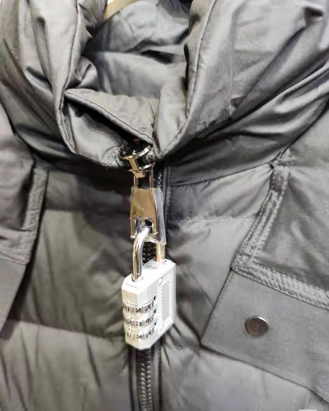 双十一商家硬核反击“蹭穿族”！羽绒服挂密码锁逛街巨型吊牌比脸大网友怒赞：早该