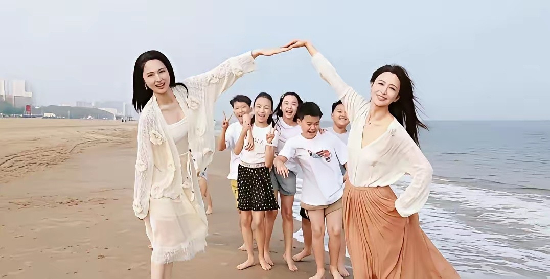 国庆阿那亚海边，佟丽娅董璇带着自家孩子沙滩度假！佟丽娅的儿子朵朵，董璇的女儿小酒