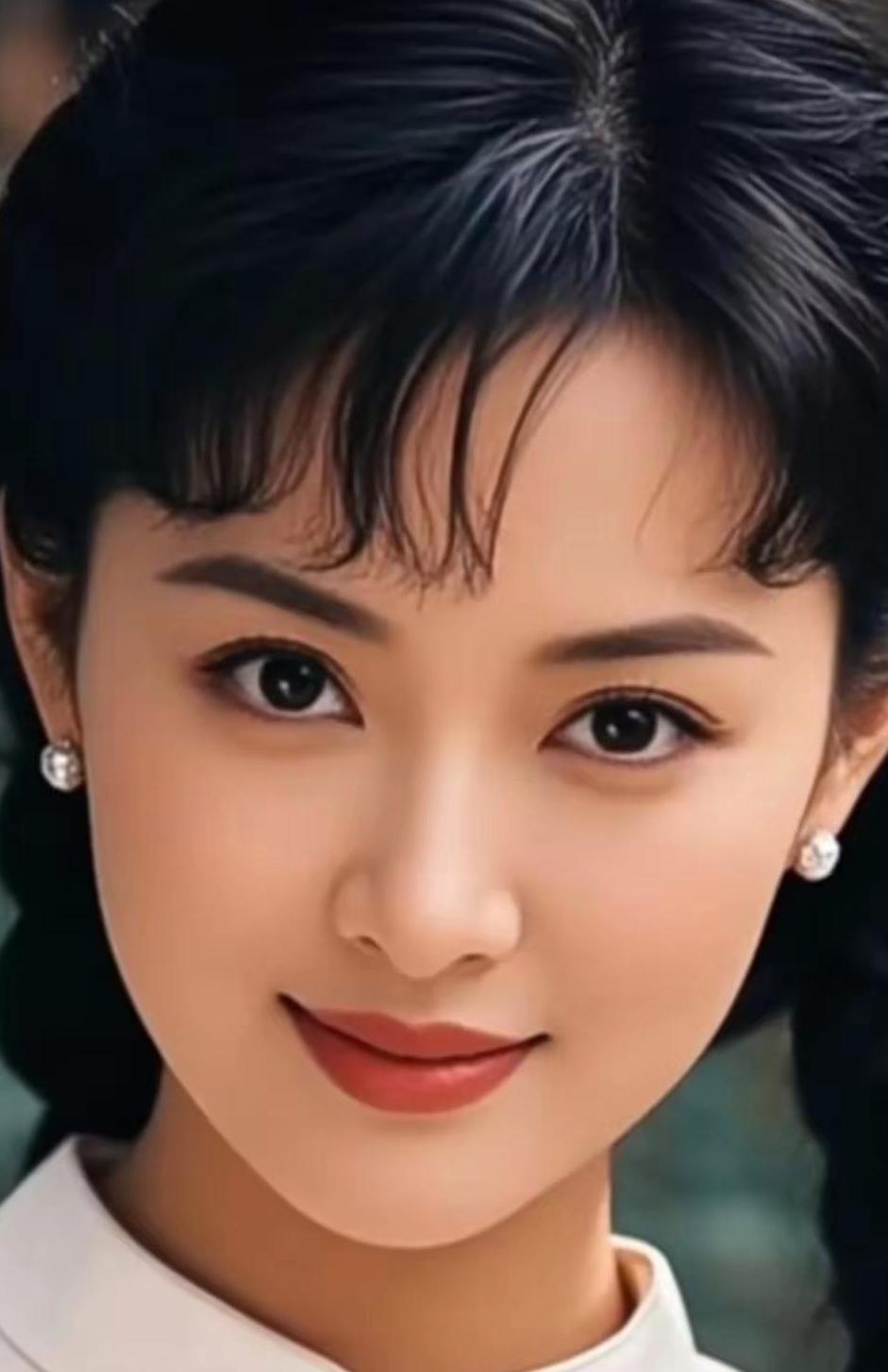 这位美女微笑着，真迷人！