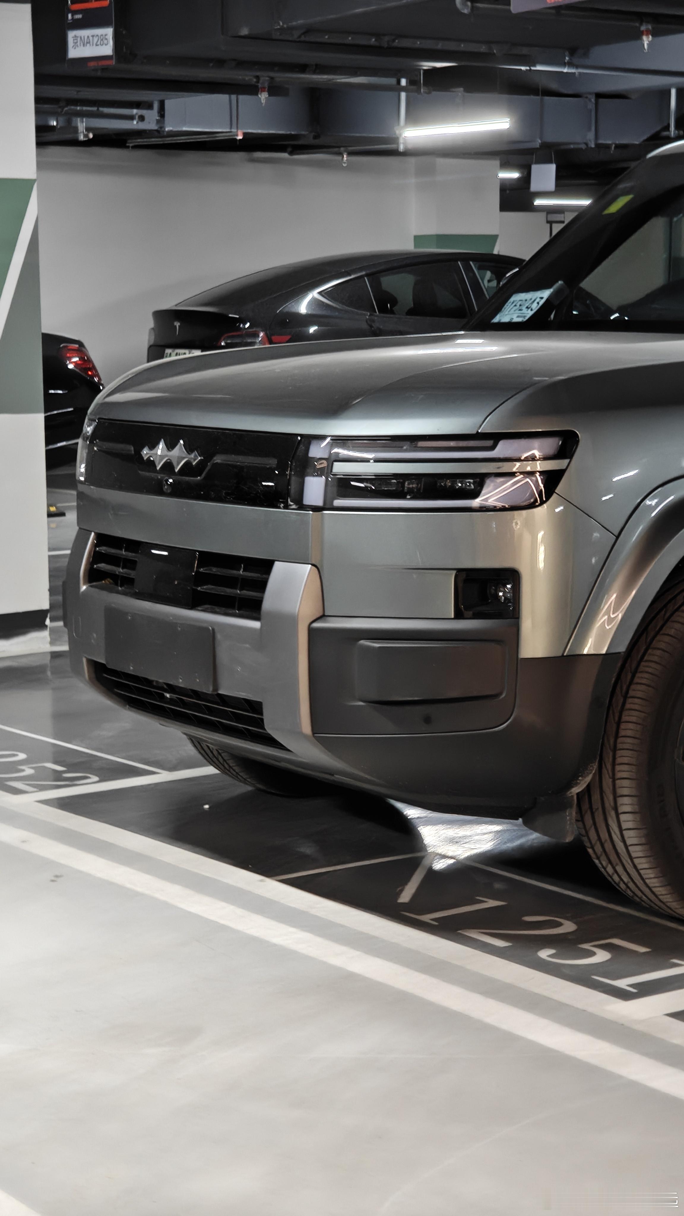 邻居买了一台方程豹钛7我平时对方程豹没啥研究也没被喊去过试驾，所以一开始以为豹8