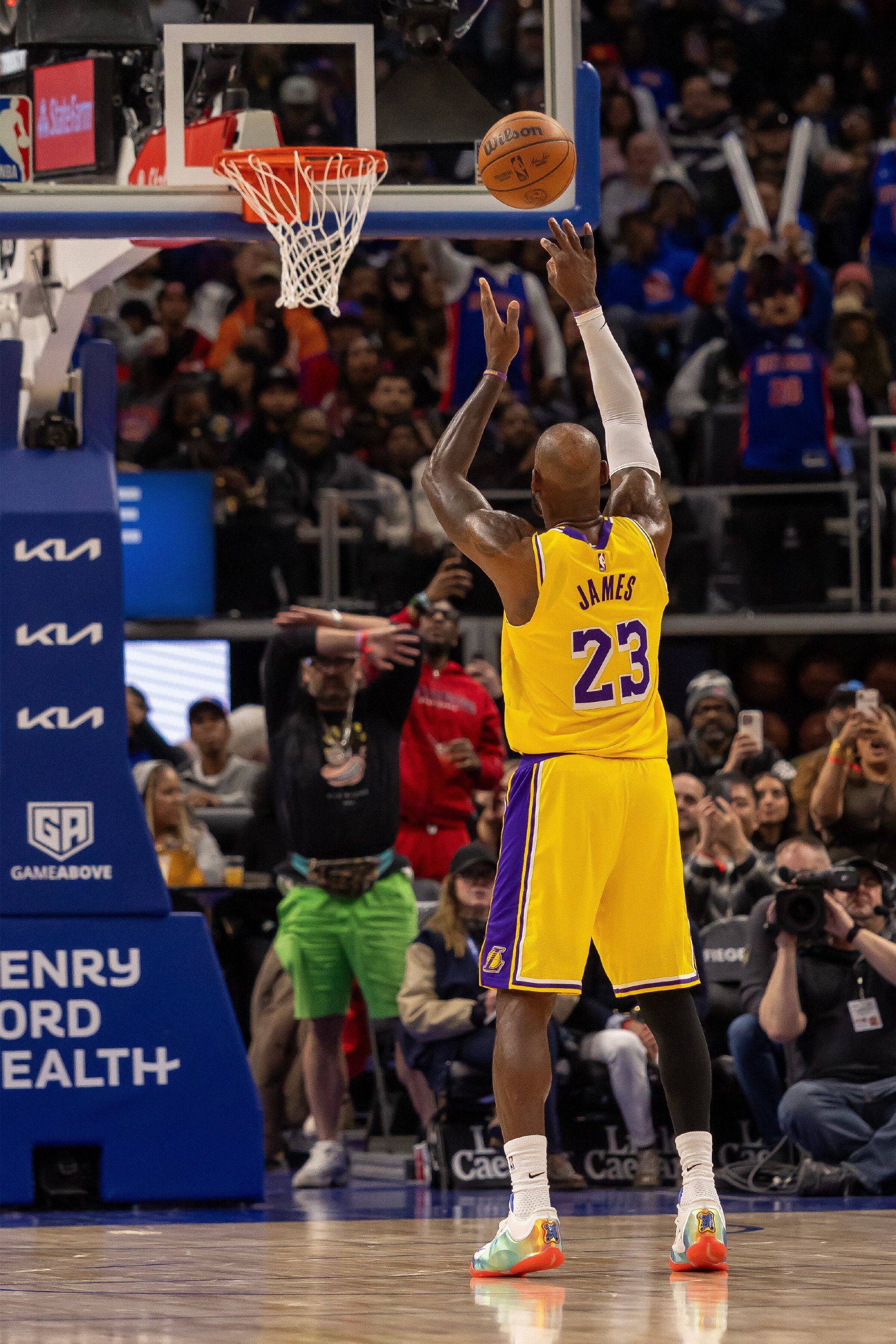 皮尔斯近日在节目中谈到了詹姆斯职业生涯的持久：“我觉得他就是对篮球纯粹的热爱。他