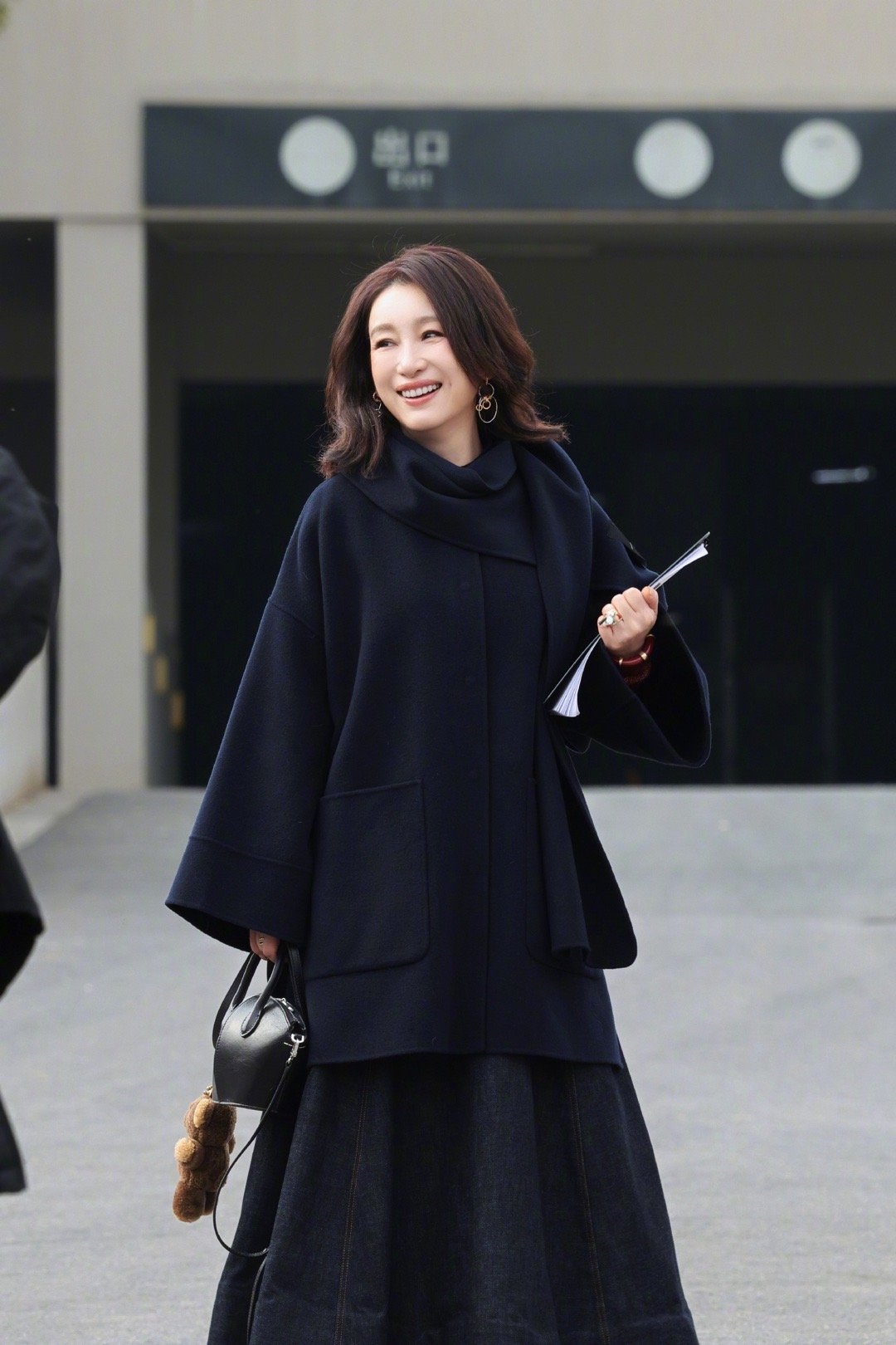 秦海璐衣品秦海璐最近几次现身央视，把大衣穿出了新高度。不管是近五万的灰色羊驼毛