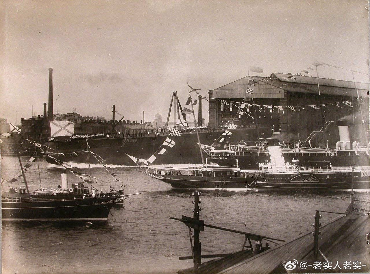 沙俄海军塞瓦斯托波尔号无畏舰下水、舾装及试航的照片，可见巨大的舰体下水，三联装3