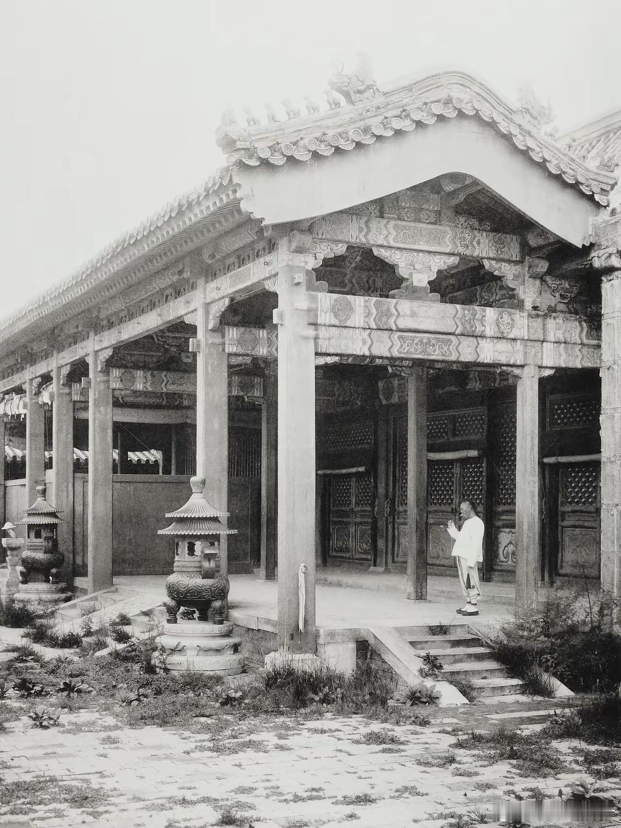 1900年，英国传教士拍的晚清故宫。当时的朝廷内忧外患，就像这荒芜的园子，满目苍