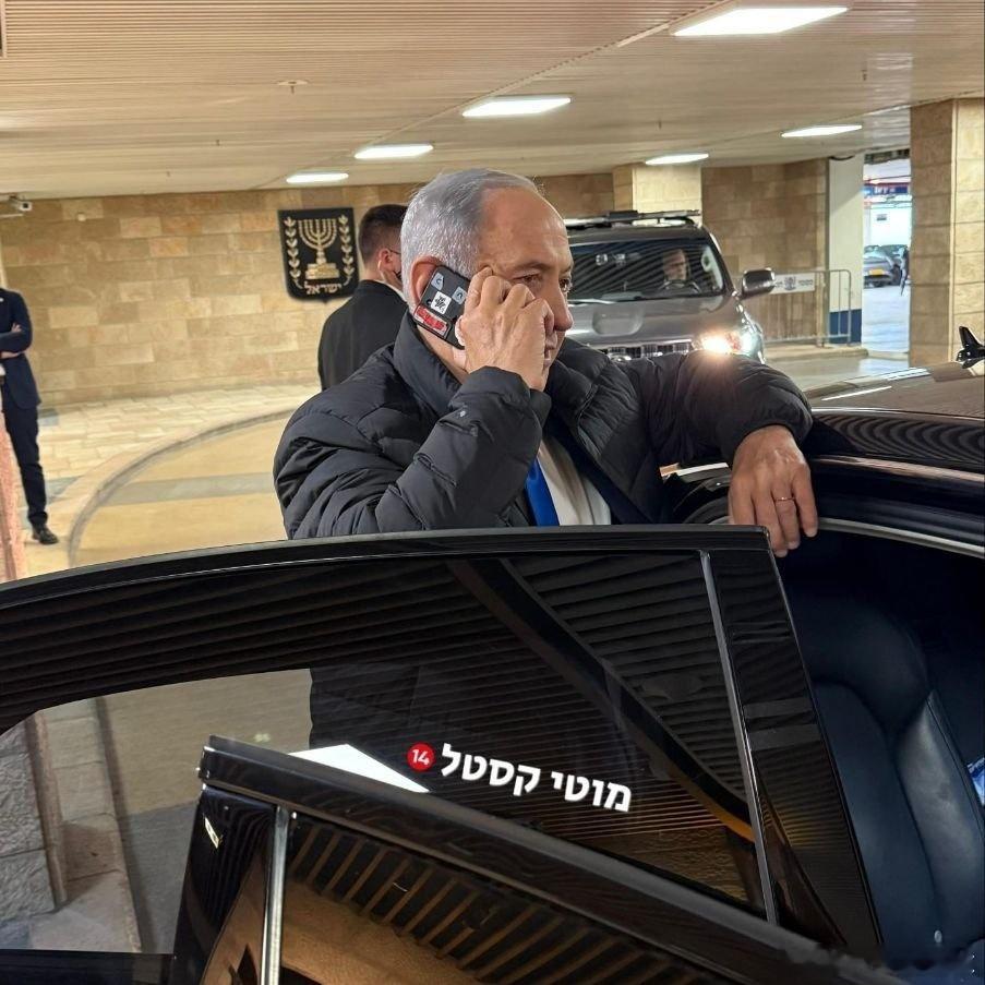 最高端的安保，往往只需要最朴素的手段。内塔尼亚胡被拍到手机摄像头贴着胶带，这显然