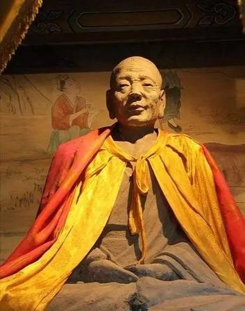1996年，山西有个老汉，去村头老庙里打扫卫生，扫着扫着往佛像边上一靠就睡着了，