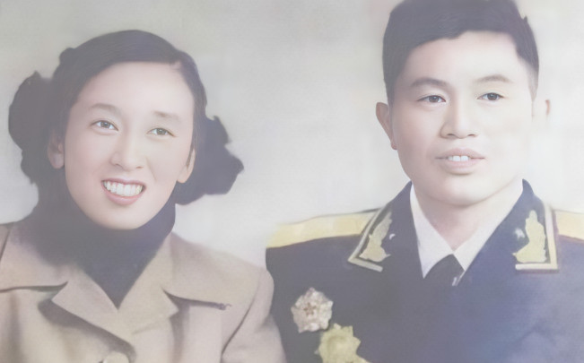 1940年，皮定均对女干部张烽心生爱慕，请县长前去说媒，却被张烽直接回绝，直言对