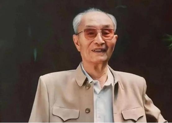张爱萍去酒泉基地视察，突然瞧见几名战士的背包是斜挎着的，他凭经验判断：这里面肯定