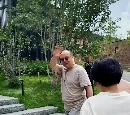 窦唯已经56岁了，他卖掉的北京的大房子回了老家陪母亲了，头发掉了大半，穿着朴素，