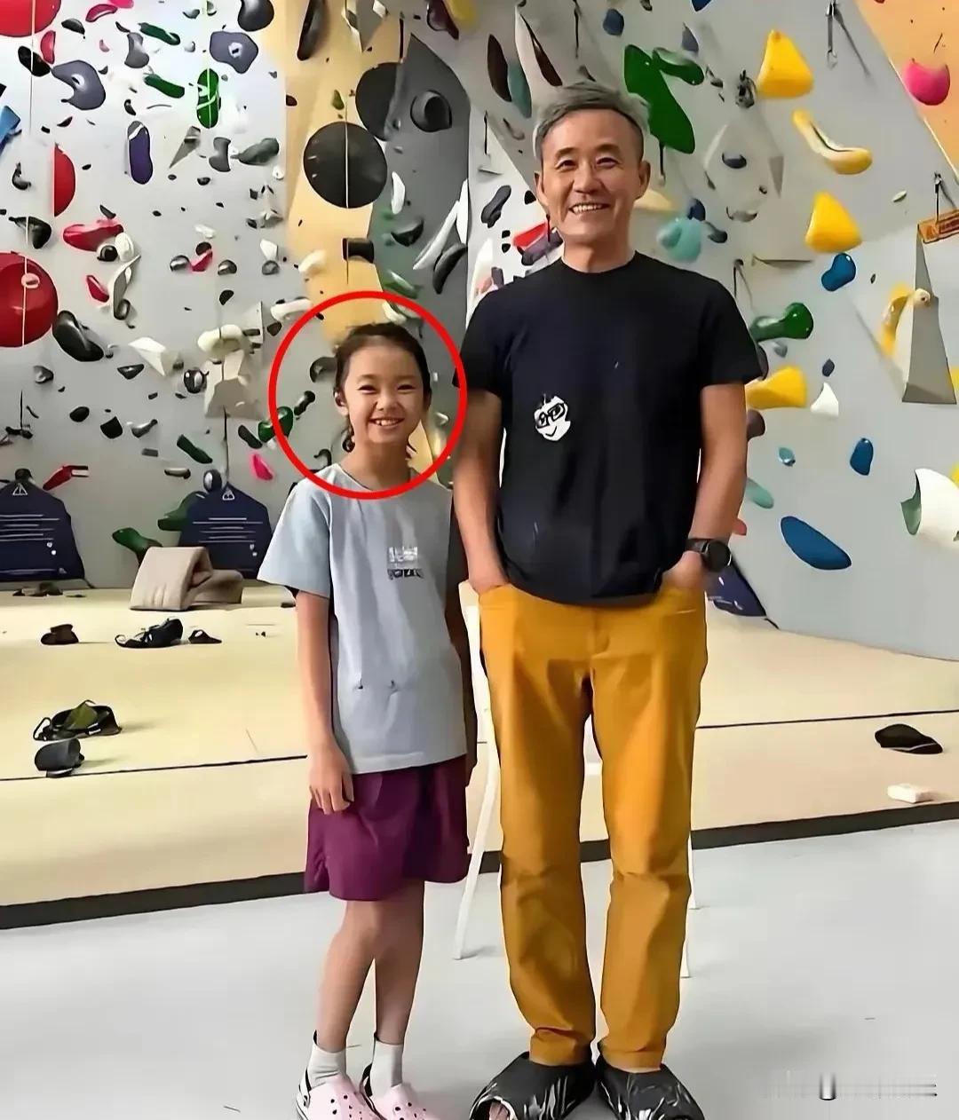 75岁王石和小女儿罕见同框！8月4日，75岁的万科创始人王石，突然冲上了热