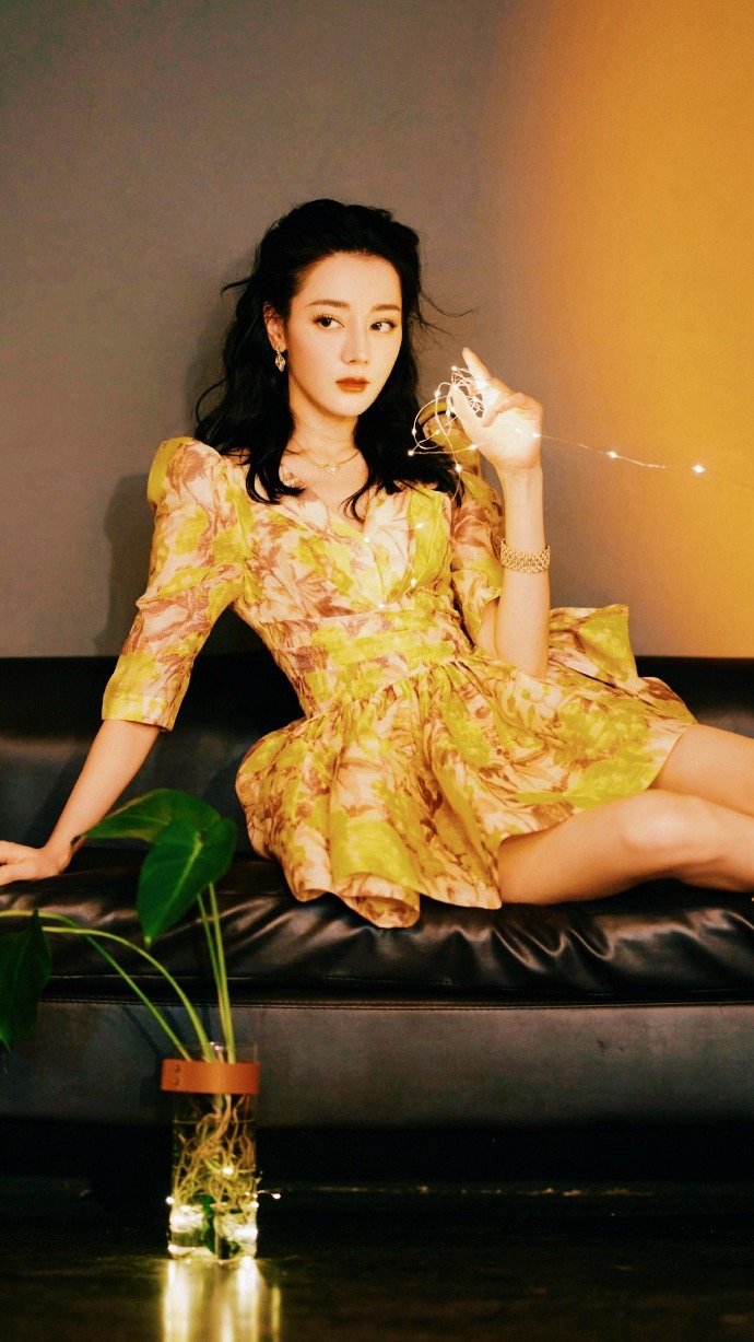 迪丽热巴身着郁金香裙子宛如花园中最绚烂的花朵。金灿灿的裙身流动着优雅光泽，衬