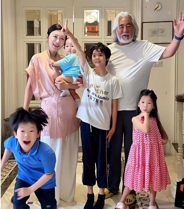 张纪中老婆想拼生5胎，称越生越聪明75岁张纪中在旁低头不语​​​