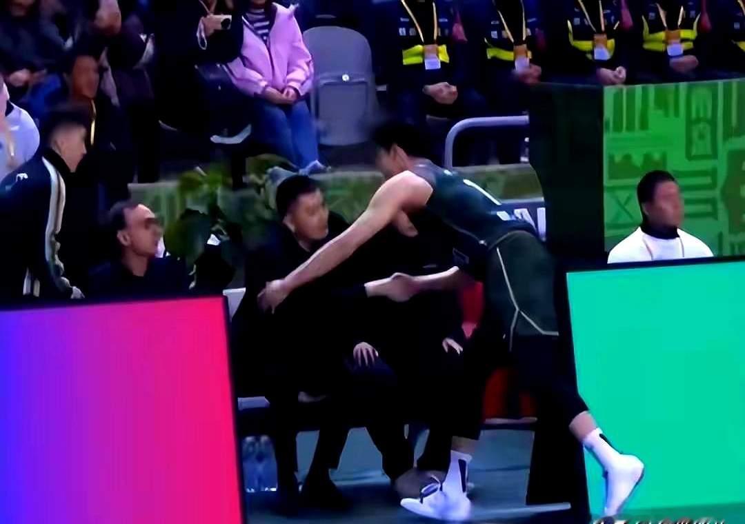 这就热闹了，CBA四强赛还没打完，网上就爆出了一个三方大交易的消息。吉林男篮送出