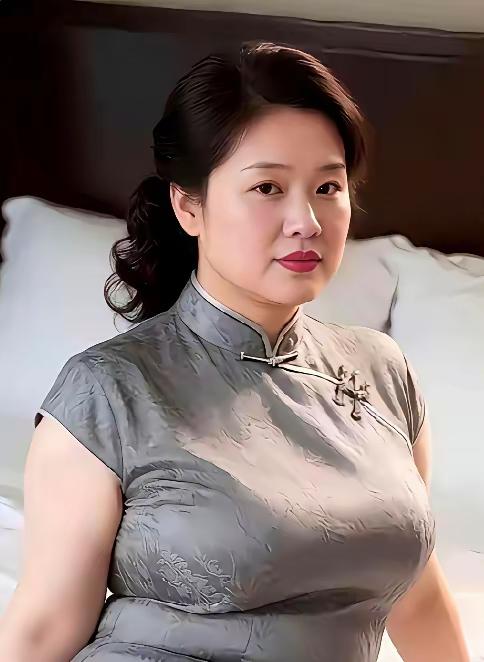 旗袍佳人旗袍着体韵尤长，娇影娉婷映画堂。微润身姿添雅态，人间绝色梦魂藏。