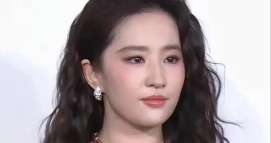 刘亦菲：外貌与气质的完美结合