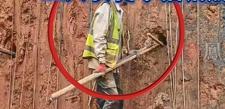 这张图片就可以让福建所有的朋友都失眠福建省，水库大坝，一位工人拿着一条钢筋徒手