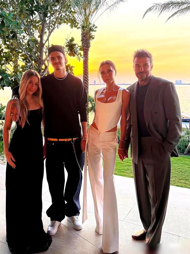 维多利亚·贝克汉姆的餐盘里，仿佛永远只有两样东西——蒸鱼和蔬菜。整整二十五年，这