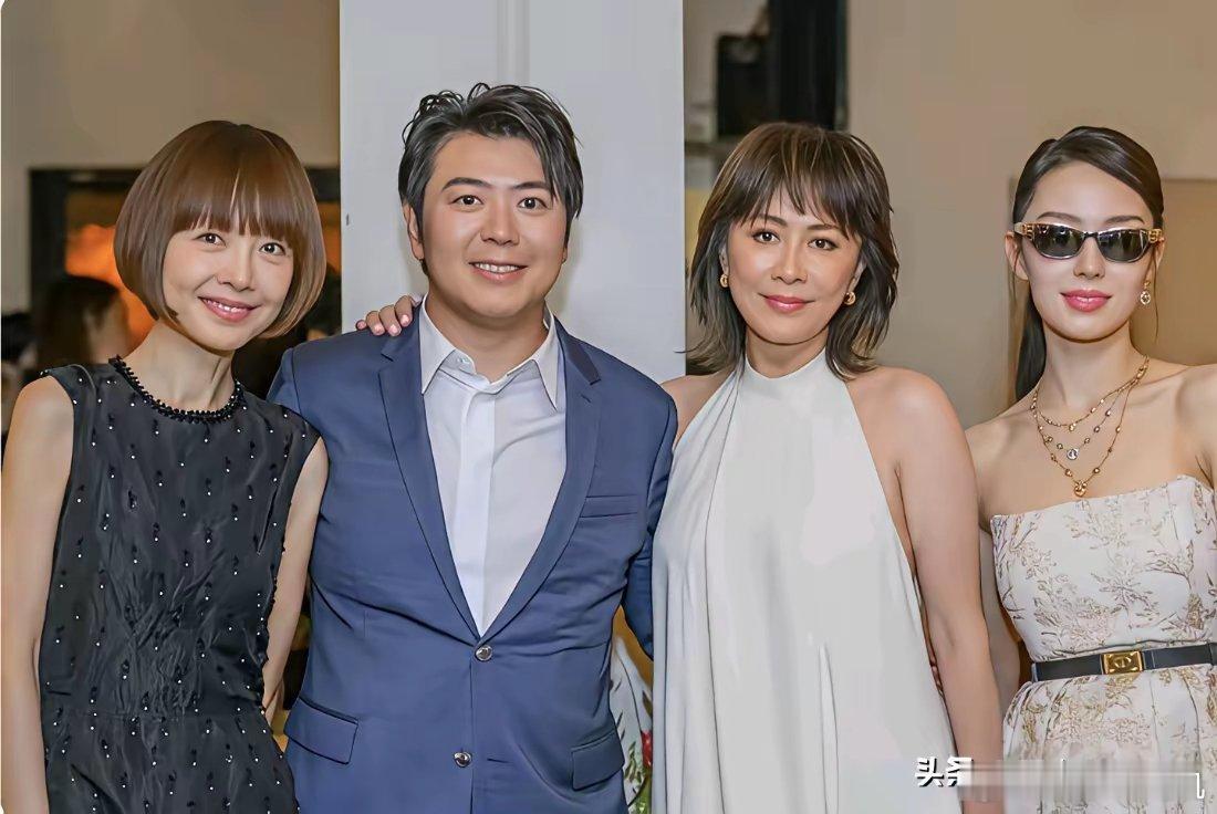 这张四人合照太吸睛了！朗朗往中间一站，左边是主持人陈鲁豫，右边是影星刘嘉玲，他们