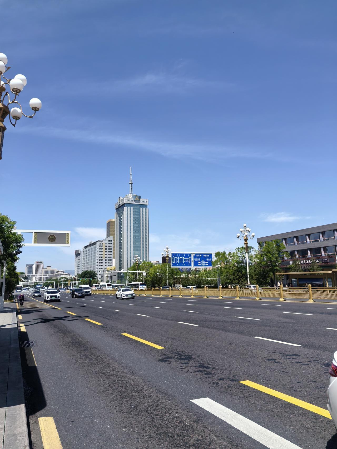5月18日，山西太原，雨过天晴，阳光明媚，空气也是格外的清新。看看迎泽大街，再看