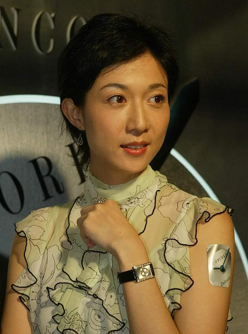 吴绮莉直播爆出个大料！吴绮莉直播聊女儿，真的让人心疼！52岁的她无奈坦言：