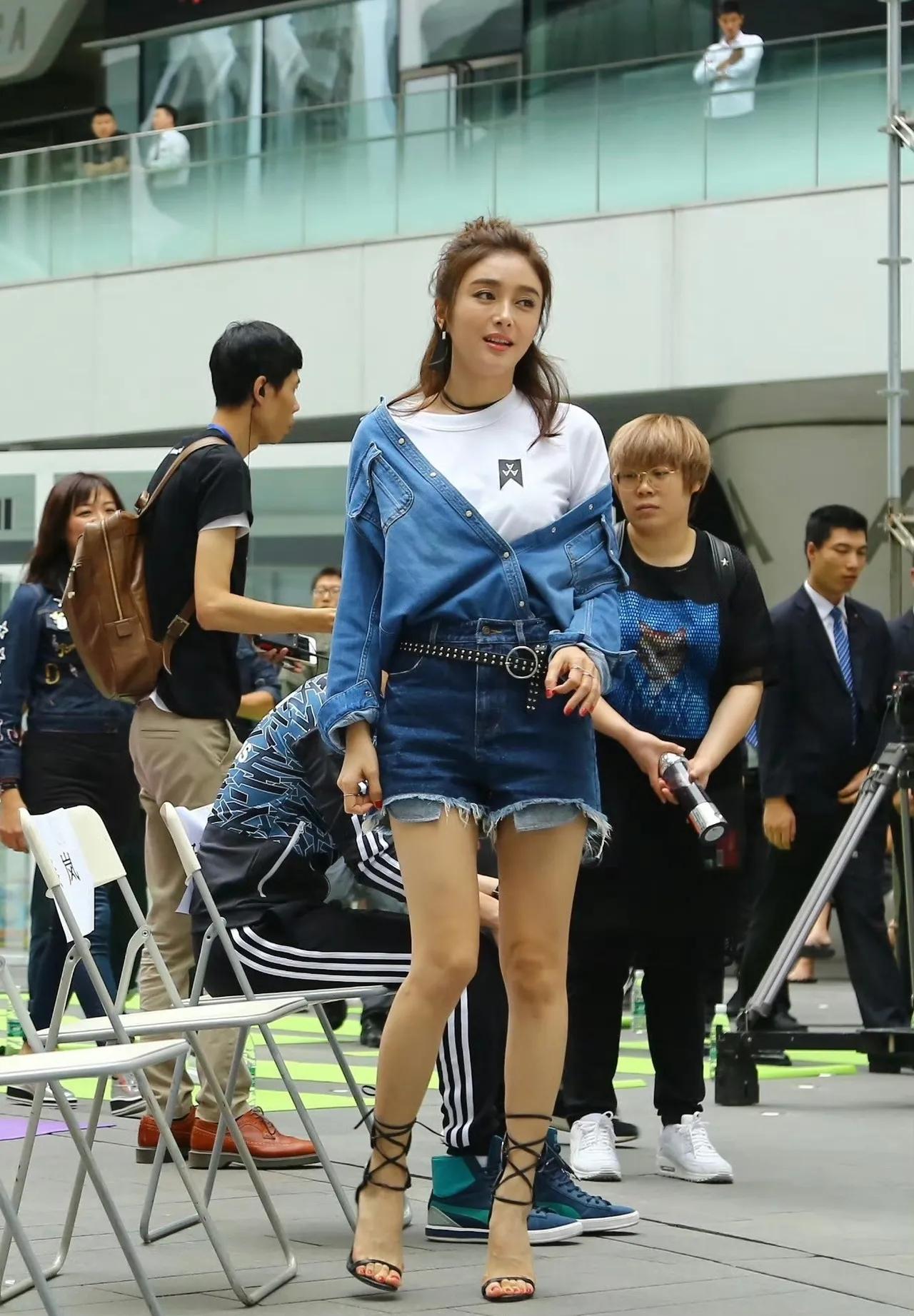 秦岚还是这么美，叫她中年少女不违和吧。