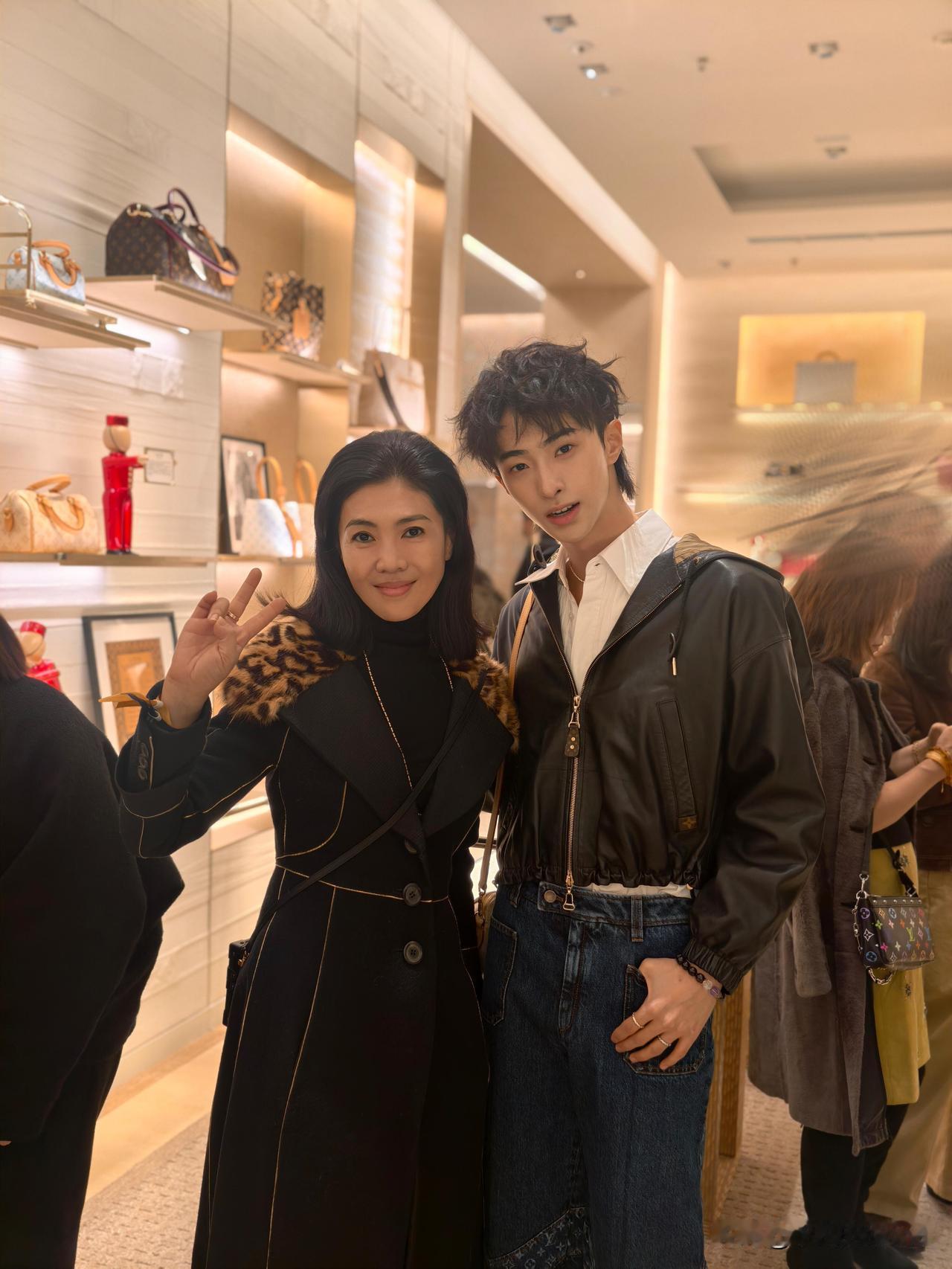 1月14日，苏芒更新动态，并配文“2026北京开年LV星光开幕合影来了”。苏