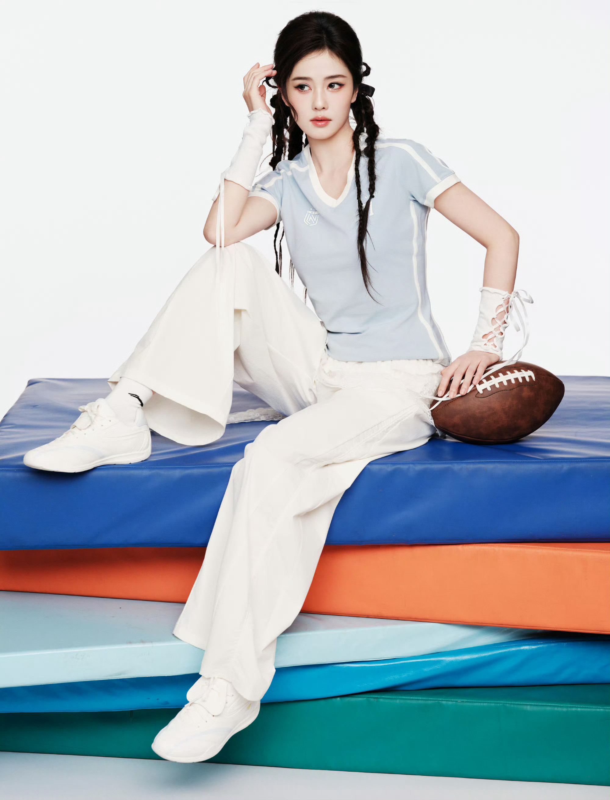 白鹿甜酷运动风白鹿甜酷运动大片夯爆了，把元气与飒爽直接焊在身上浅蓝上衣搭配蕾丝