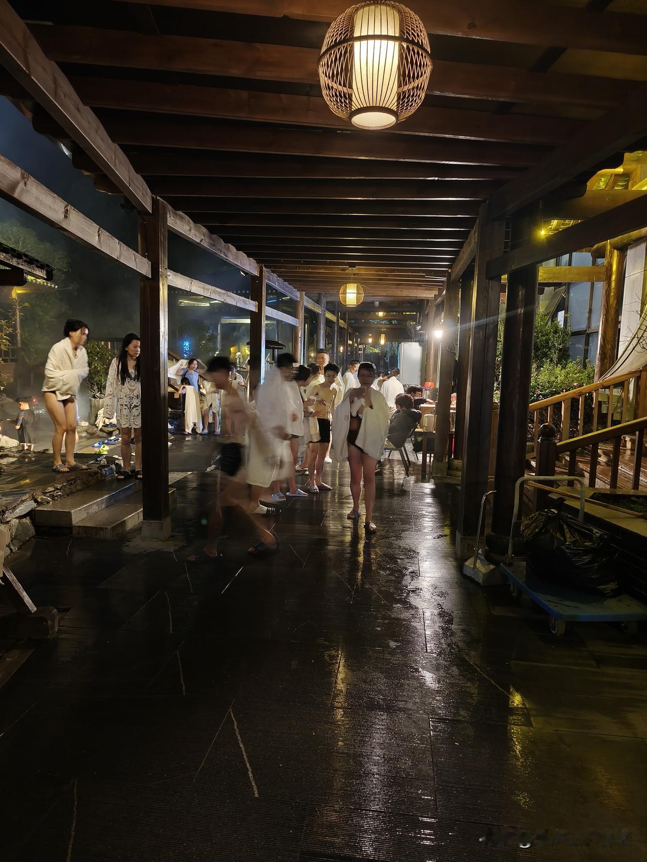 贾浅浅和管笑笑这两位文坛二代，总被拉出来比较谁更有才。贾浅浅的文学之路一直和父亲