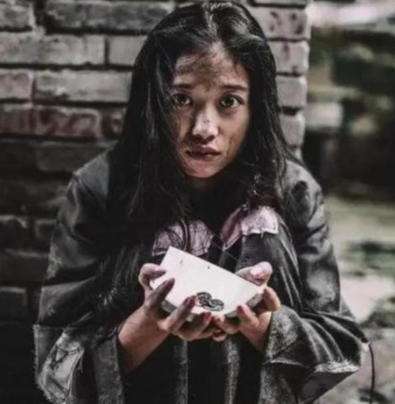 1977年，北京知青谢炳义给一乞讨者买了两碗面，没想到女子却一直跟在他身后，他收