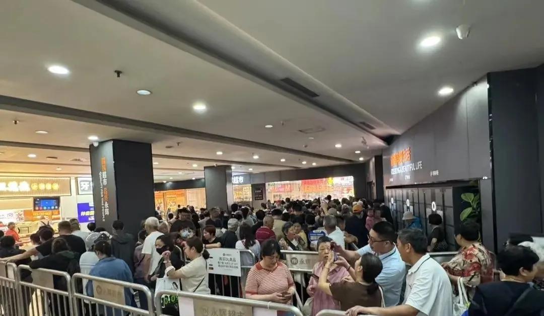 6月13日南京江宁胖东来人挤人。今天，在南京扎根了多年的永辉超