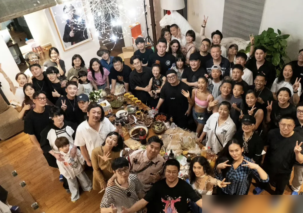 李行亮去刘欢家吃饭，没带麦琳，理由是主人说不让带家属，场地小。结果网友把视频扒出来了，满屋子人，小孩