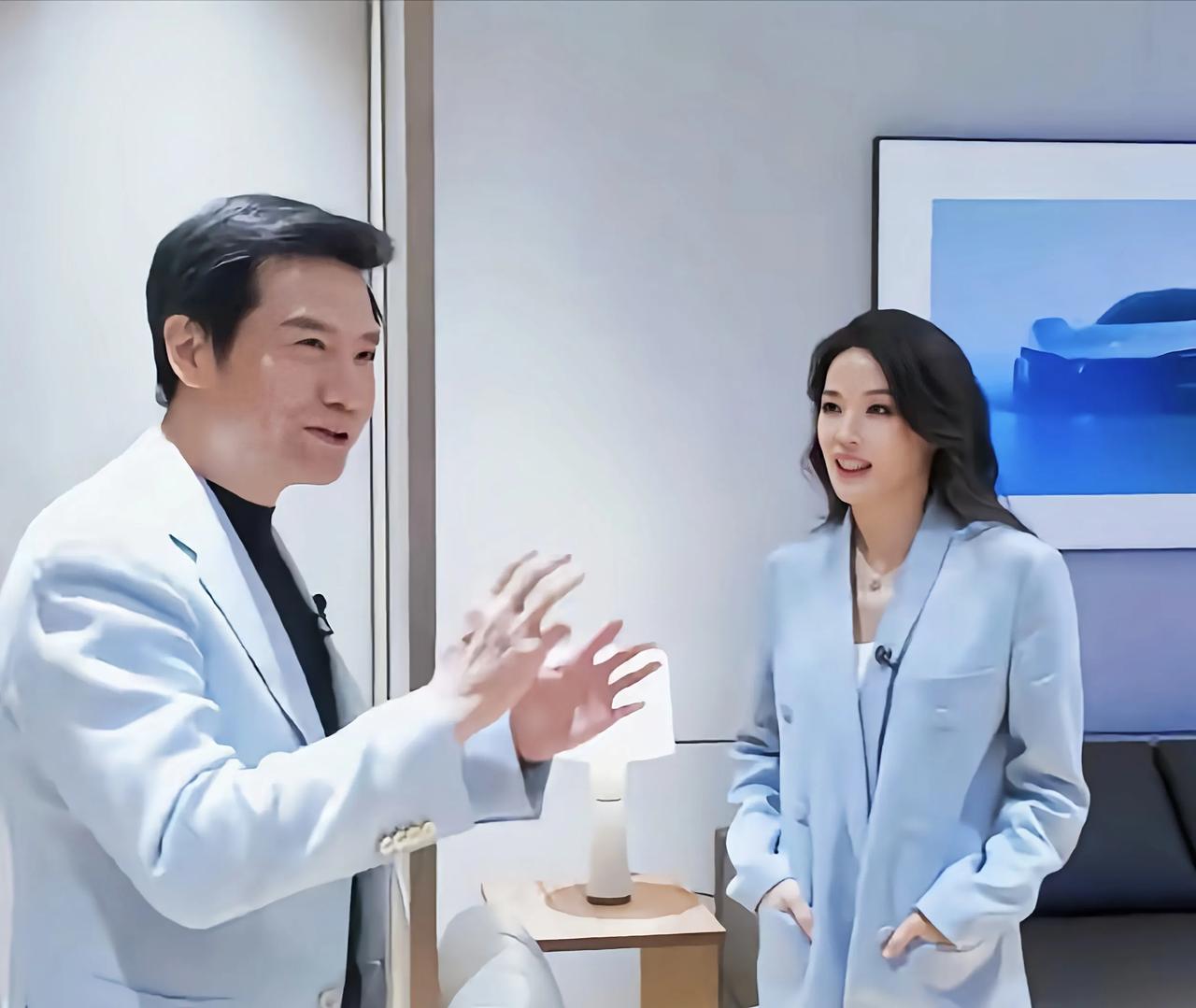 越老越漂亮的舒淇，她自然随性谦逊没架子，雷军见到她都有些紧张舒淇和雷军同框的画