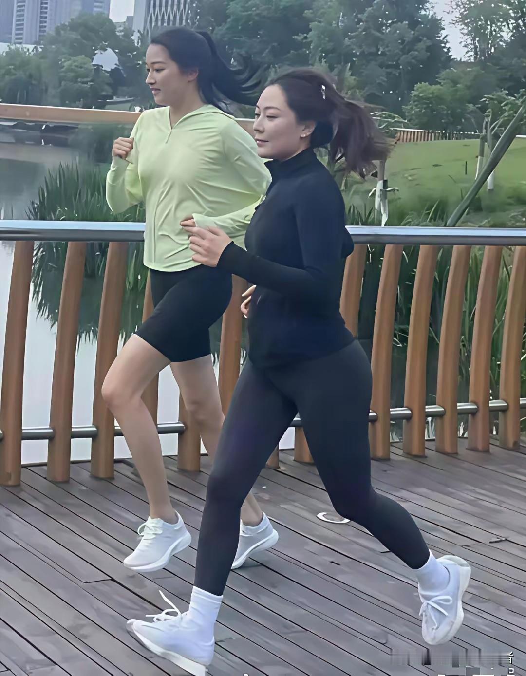 关晓彤这腿比莫文蔚的还漂亮，但是关晓彤真没当回事，就是自然生长，脸也漂亮，身材也