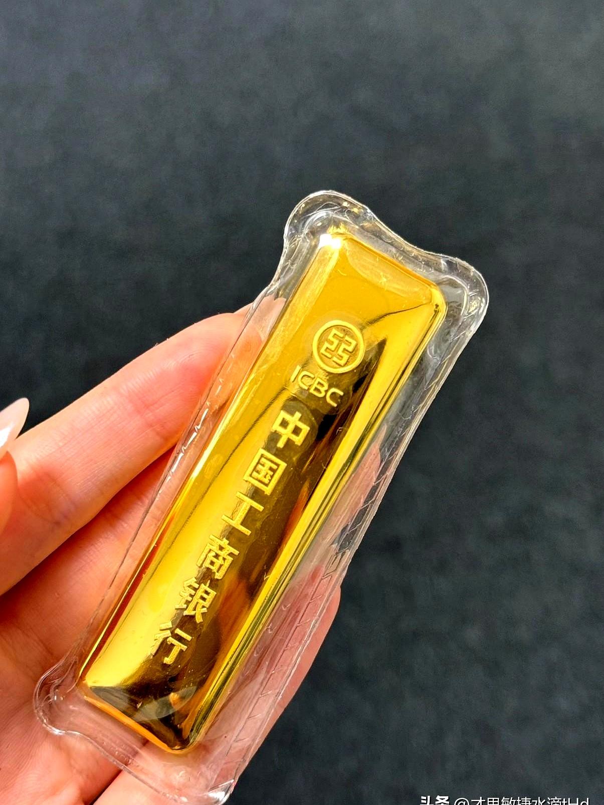 最近金价一跌，很多人又开始捶胸口了，我老公倒好，早早把手里的200克黄金全卖了。