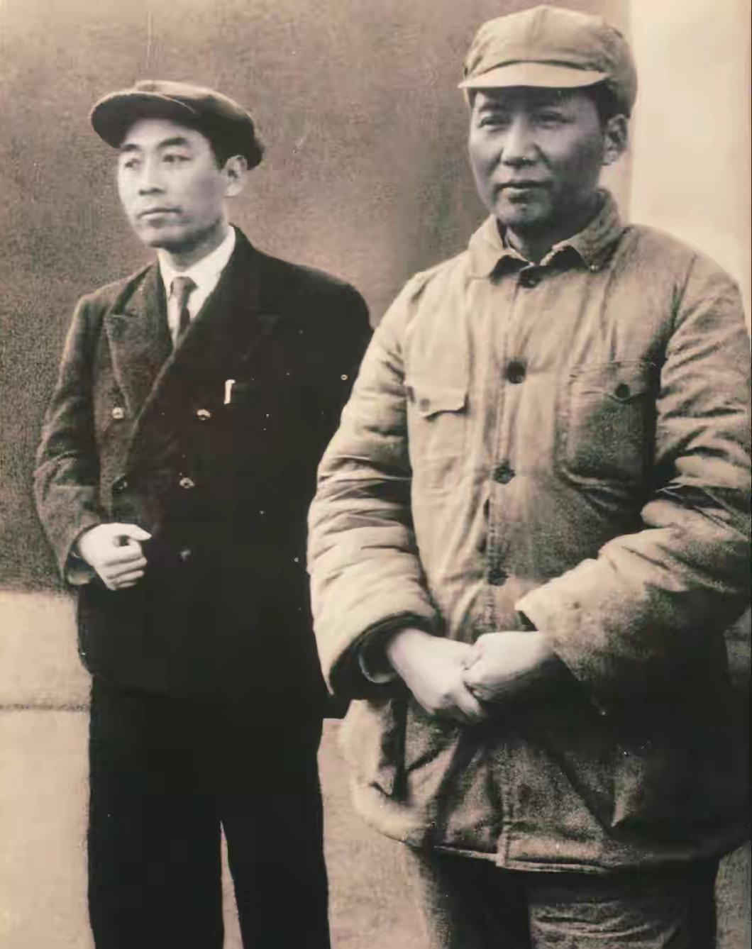 毛主席与周总理的一张合影，难得一见，无比珍贵，都是真实的容貌，不是演员扮演的，大