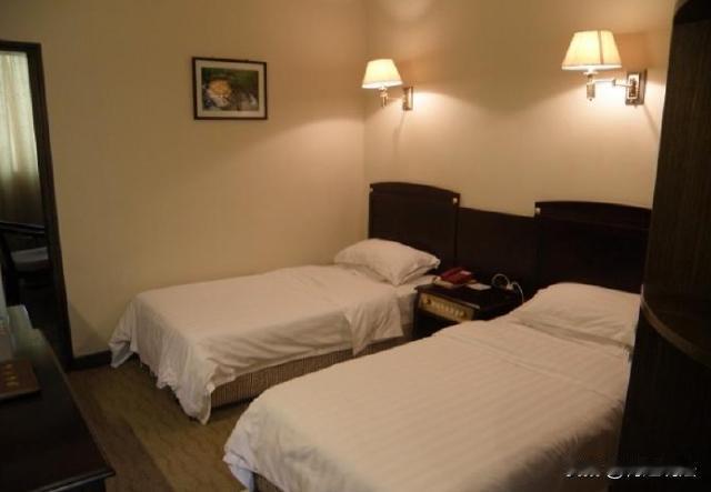 青海，一位19岁的男子在小区里偶遇了一位13岁的女孩，搭讪认识后互相加为好友，之