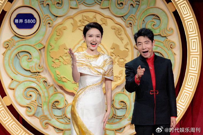 龙洋元宵晚会眼妆好多了始终谦逊虚心，不骄不躁，一步一个脚印成长，这样的主持人谁不