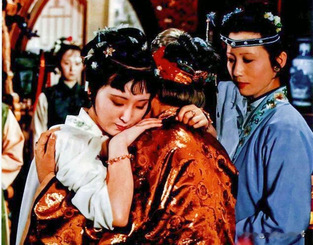 宝黛初会，贾宝玉因为林黛玉没有玉，发起脾气，摔了自己的玉，又哭又闹。贾母慌得什