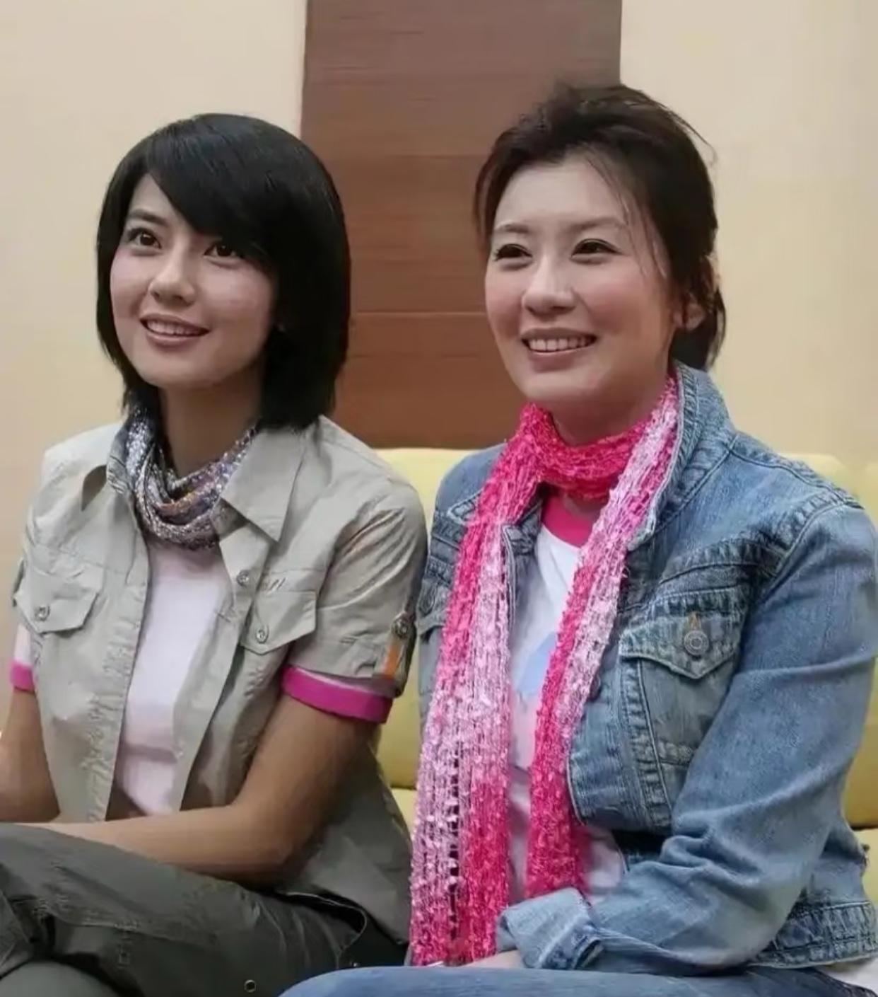 这张合影看得出来吗？当时是2003年高圆圆24岁贾静雯29岁，没滤镜没修图女