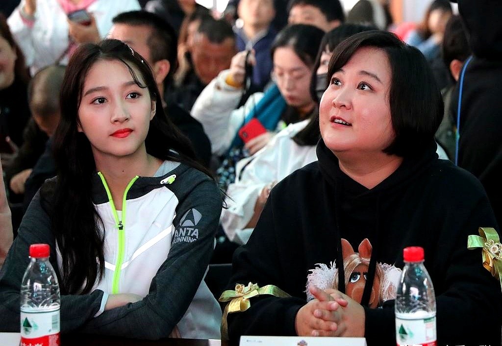 关晓彤和贾玲这事儿吧，最近圈里都传开了。原本俩人好得跟姐妹似的，红毯活动碰见