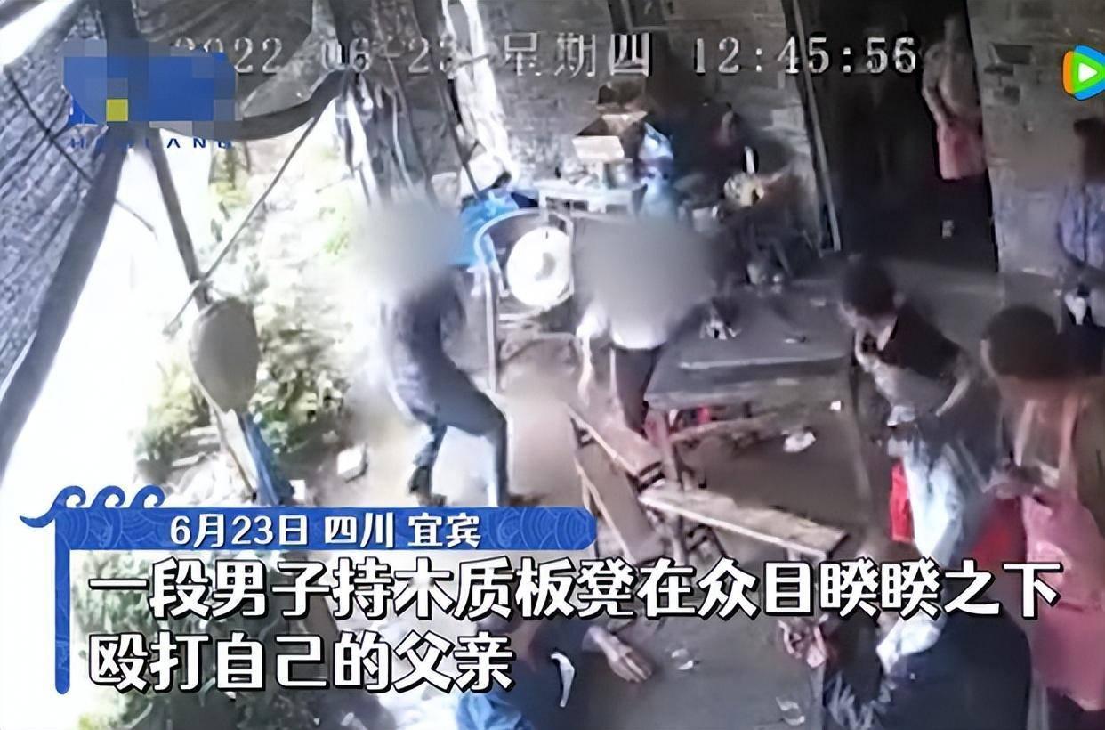 没想到吧儿子两板櫈打击爸爸腰背。把数百年“孝儿”镇打得满地鸡毛现在这镇政府