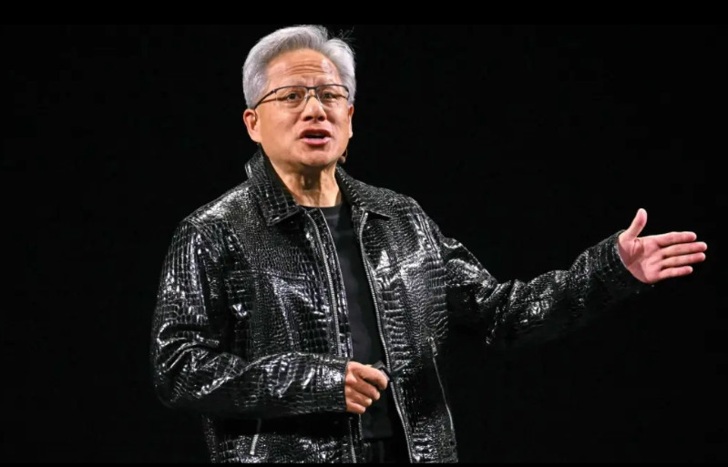 黄仁勋这次怕是笑不出来了。他大概也没料到，美国商务部刚宣布全球禁用华为昇腾AI芯